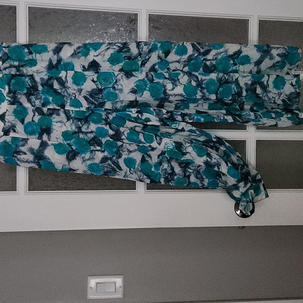 Flowy Turquoise Blue and White Flowy Cropped Pants - Picture 4 of 10